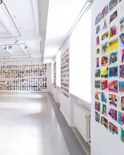 "diaries 2015", 365 drawings and projection, works 21x15cm, charcoal and mixed media on paper, ©Kenneth Pils